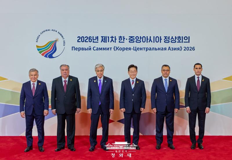 Uzbek President Shavkat Mirziyoyev, Tajikistani President Emomali Rahmon, Kazakh President Kassym-Jomart Tokayev, South Korean President Lee Jae Myung, Kyrgyz President Sadyr Japaro and Turkmen President Serdar Berdimuhamedov